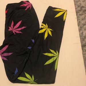 Weed Leaves Leggings